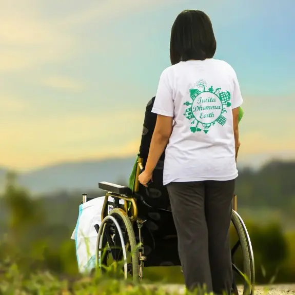 Residente y Cuidadora paseando